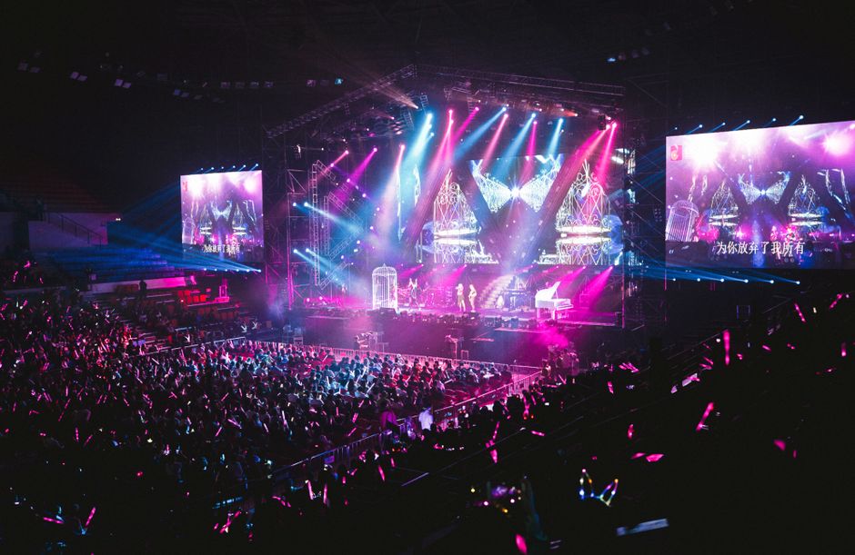 Ariana Grande Returns to UK Stage in Style