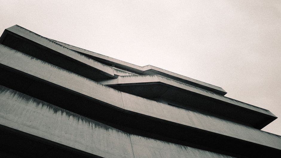 Vholume Review: Brutalist Parkour Racing Game